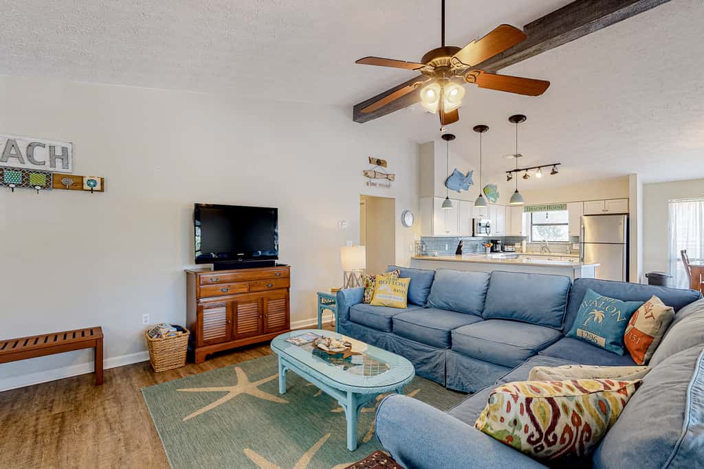 Dog-Friendly Home with Shared Pool, High-Speed WiFi, Washer&Dryer, & Central AC