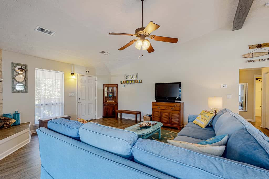 Dog-Friendly Home with Shared Pool, High-Speed WiFi, Washer&Dryer, & Central AC