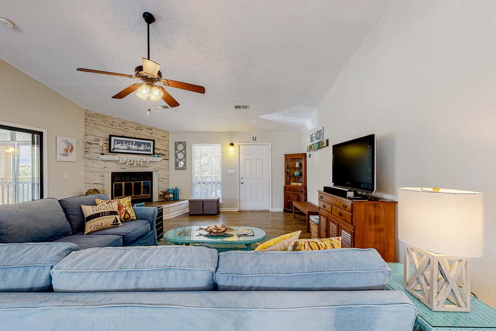 Dog-Friendly Home with Shared Pool, High-Speed WiFi, Washer&Dryer, & Central AC