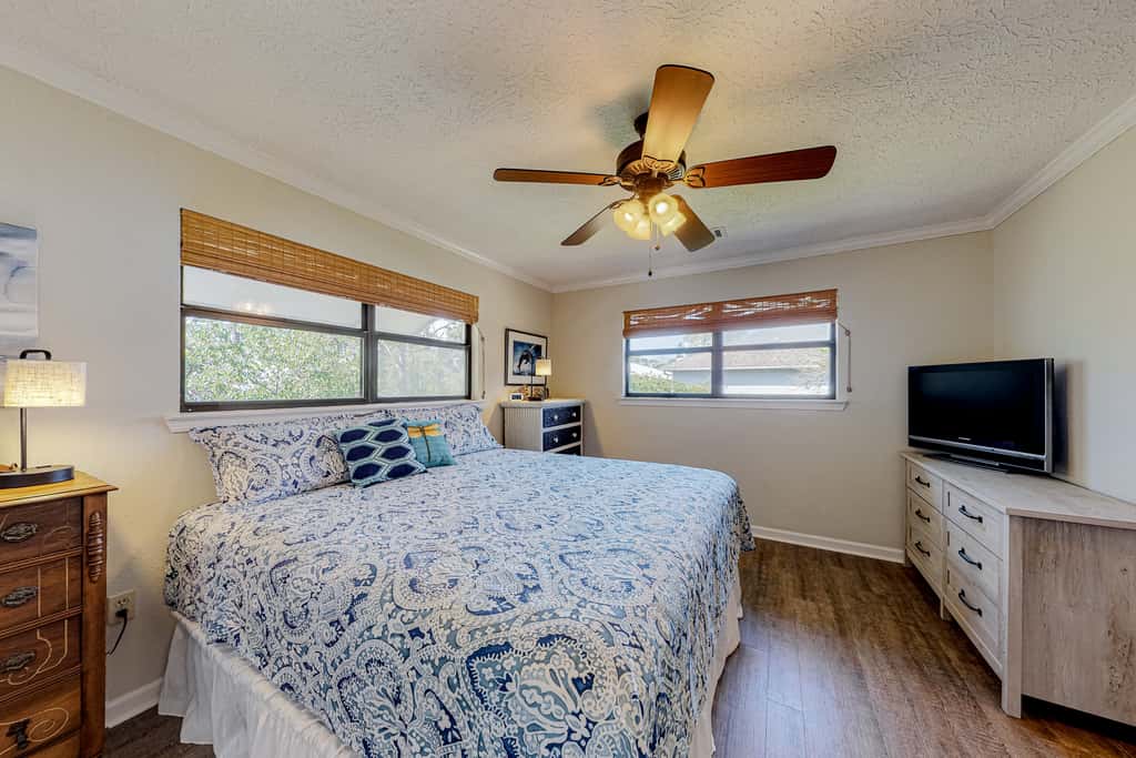 Dog-Friendly Home with Shared Pool, High-Speed WiFi, Washer&Dryer, & Central AC