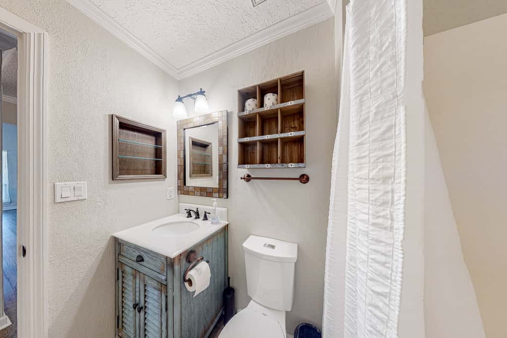 Dog-Friendly Home with Shared Pool, High-Speed WiFi, Washer&Dryer, & Central AC
