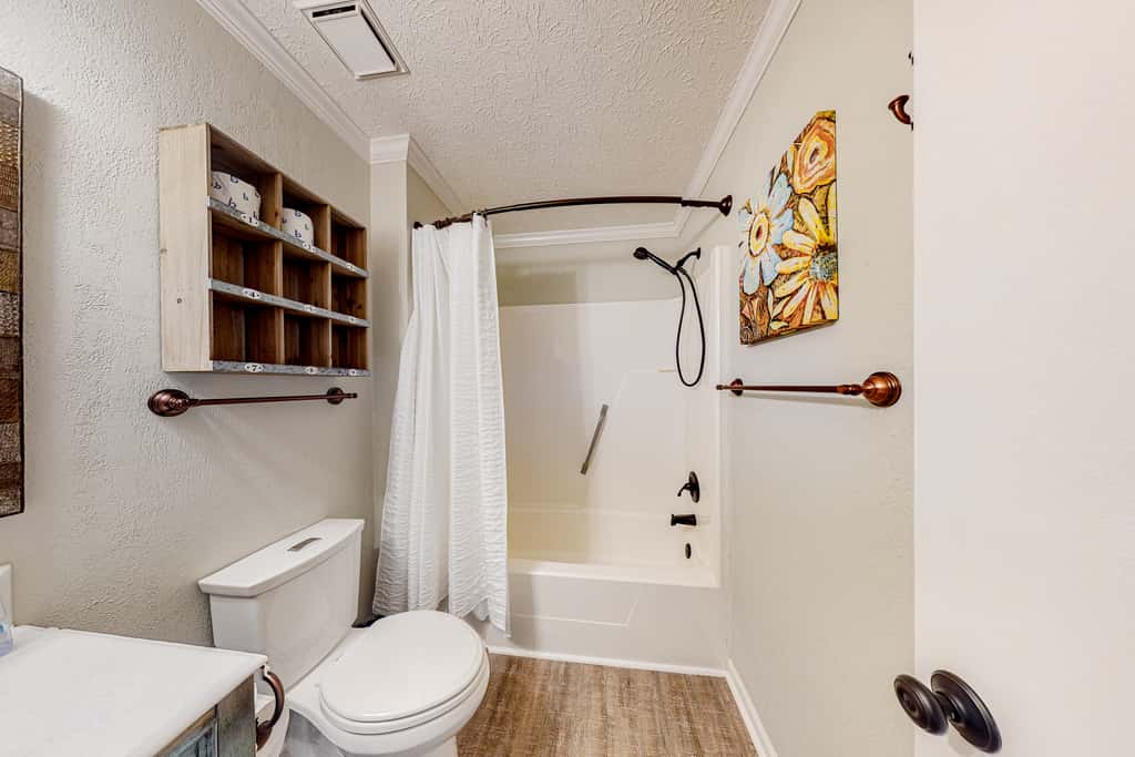 Dog-Friendly Home with Shared Pool, High-Speed WiFi, Washer&Dryer, & Central AC
