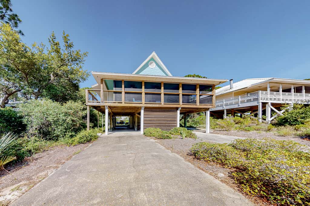 Dog-Friendly Home with Shared Pool, High-Speed WiFi, Washer&Dryer, & Central AC