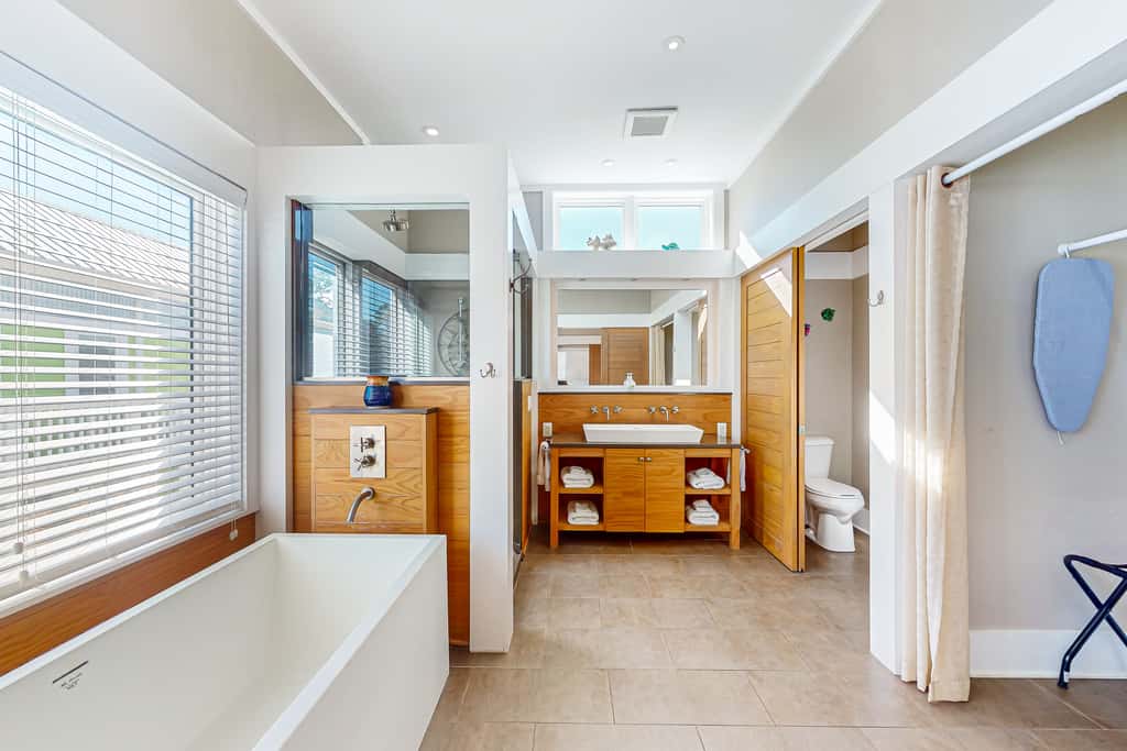 Beautiful, dog-friendly cottage with deck & patio - stroll to Carrabelle Beach