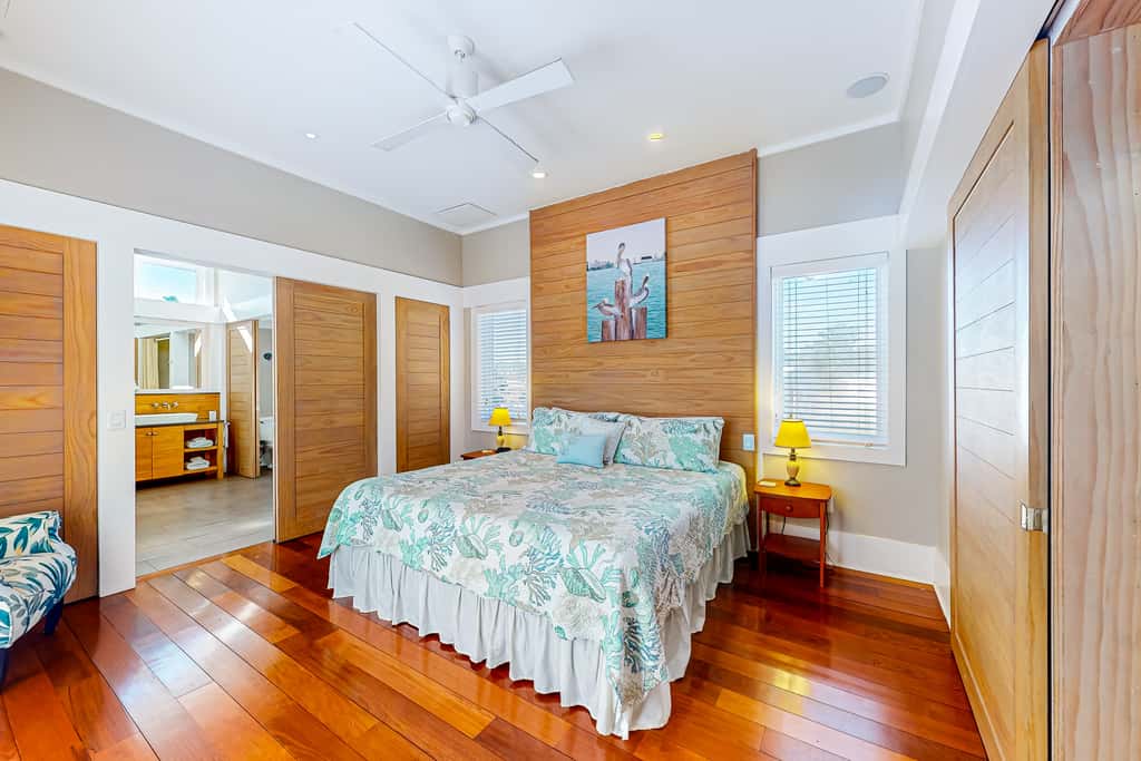 Beautiful, dog-friendly cottage with deck & patio - stroll to Carrabelle Beach