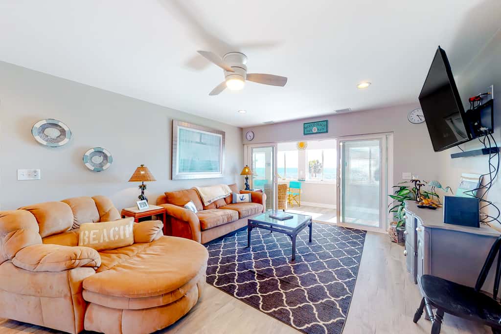 Gulf view getaway with WiFi, sunroom, gas grill, AC, & full kitchen
