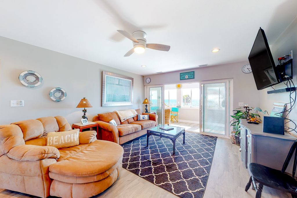 Gulf view getaway with WiFi, sunroom, gas grill, AC, & full kitchen