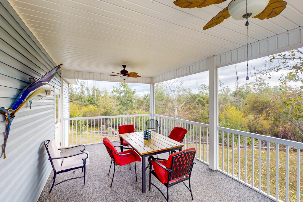 Family-friendly home with central air conditioning, screened-in porch, and WiFi
