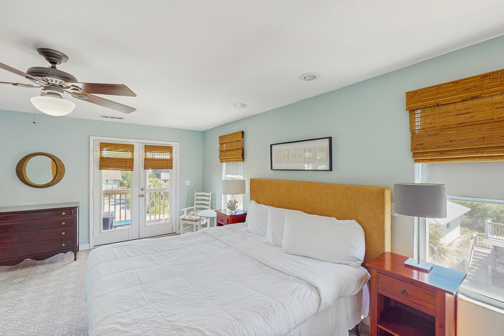 Charming dog-friendly home near the Bay with a pool, washer, dryer & central AC