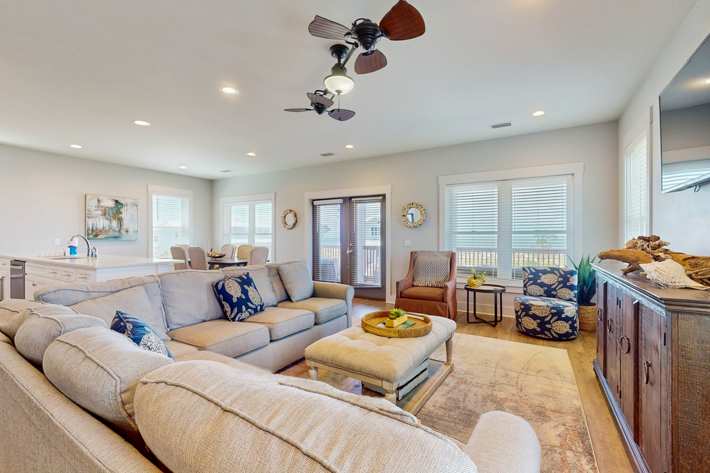 Pristine, professionally furnished beach house with two balconies - near beach