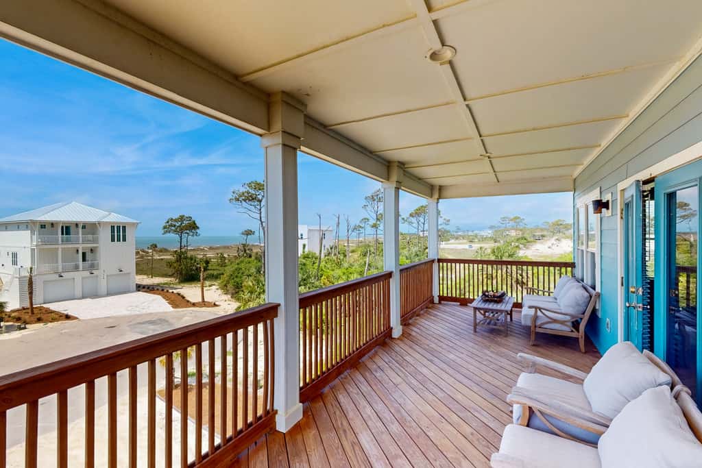 Pristine, professionally furnished beach house with two balconies - near beach