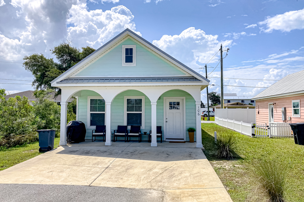 Coastal dog-friendly cottage with pool access, grill, board games, W/D, & AC