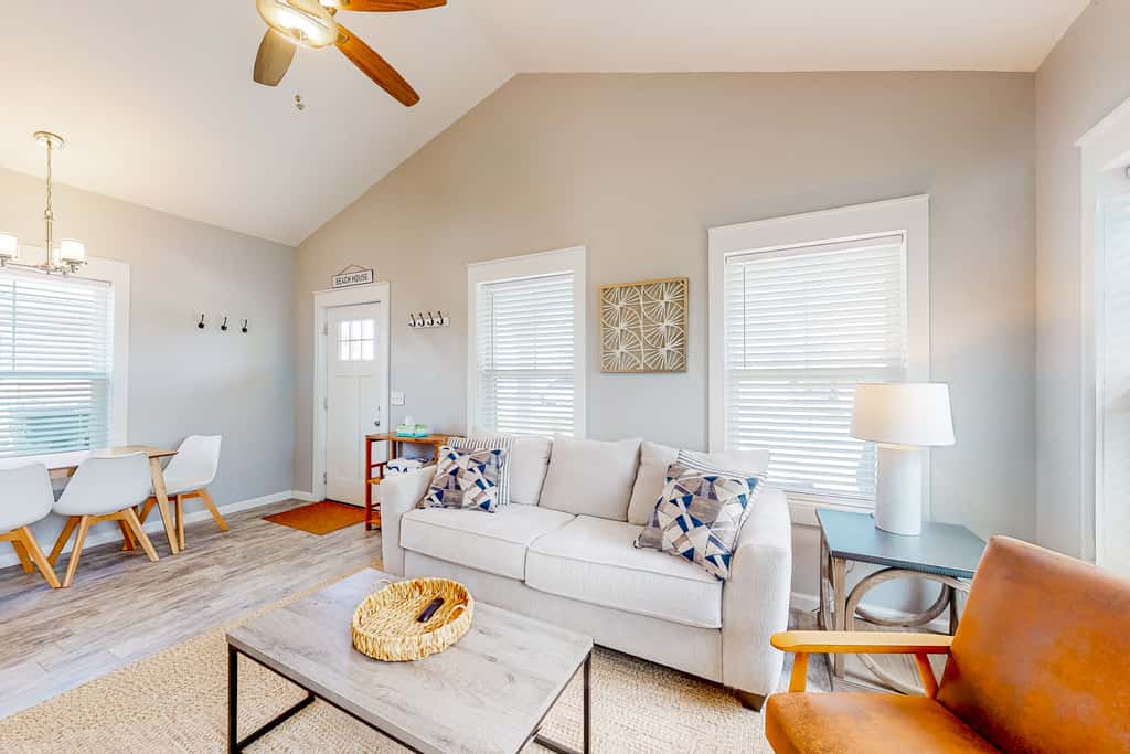 Coastal dog-friendly cottage with pool access, grill, board games, W/D, & AC