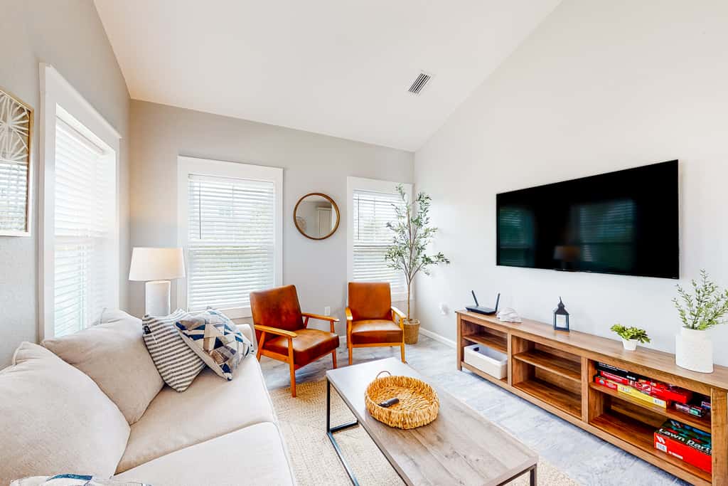 Coastal dog-friendly cottage with pool access, grill, board games, W/D, & AC
