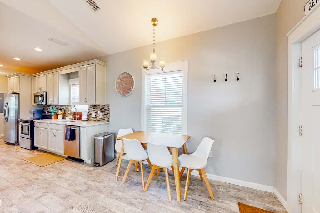 Coastal dog-friendly cottage with pool access, grill, board games, W/D, & AC
