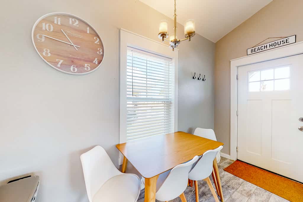 Coastal dog-friendly cottage with pool access, grill, board games, W/D, & AC