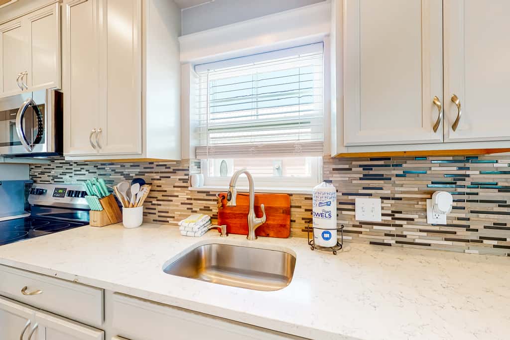 Coastal dog-friendly cottage with pool access, grill, board games, W/D, & AC
