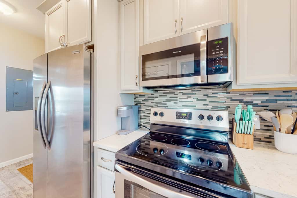 Coastal dog-friendly cottage with pool access, grill, board games, W/D, & AC