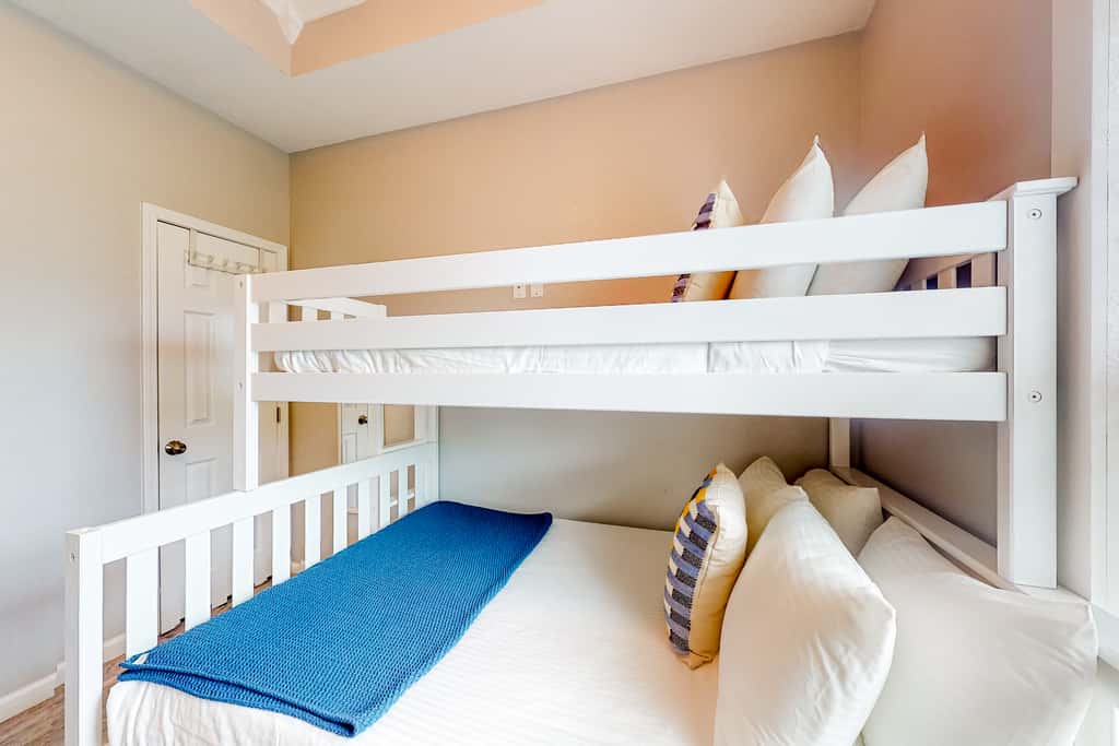 Coastal dog-friendly cottage with pool access, grill, board games, W/D, & AC