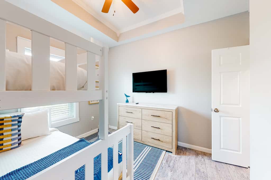 Coastal dog-friendly cottage with pool access, grill, board games, W/D, & AC