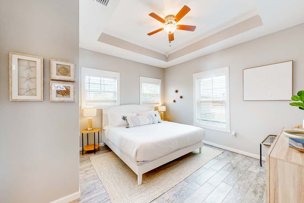 Coastal dog-friendly cottage with pool access, grill, board games, W/D, & AC