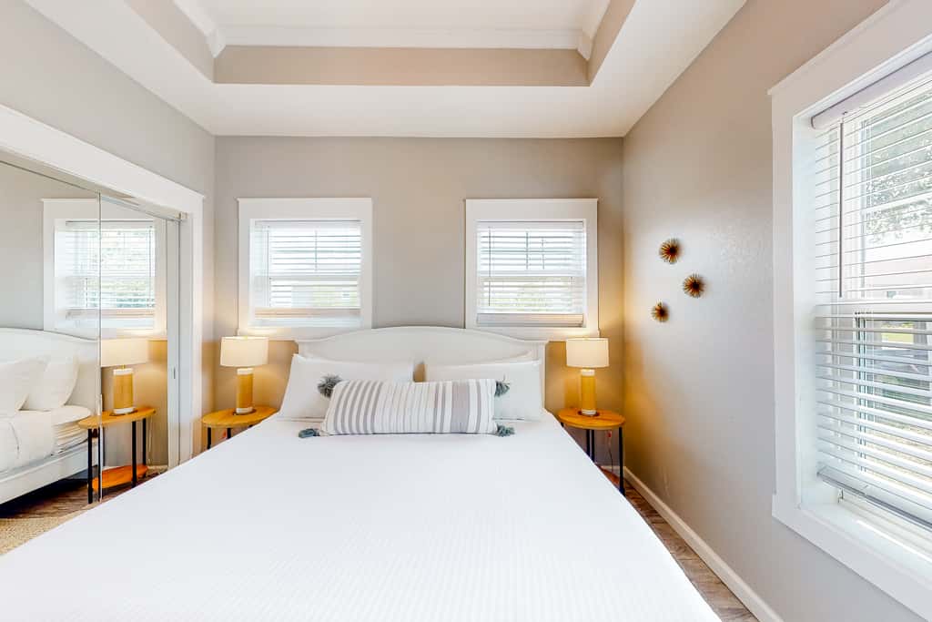 Coastal dog-friendly cottage with pool access, grill, board games, W/D, & AC