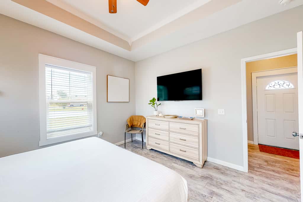 Coastal dog-friendly cottage with pool access, grill, board games, W/D, & AC
