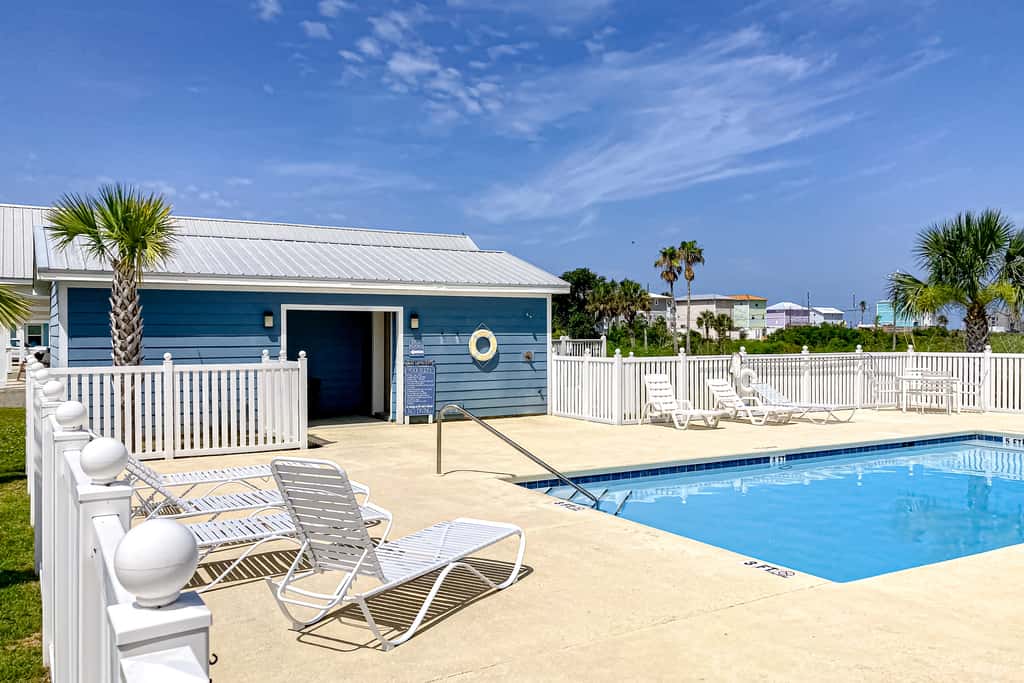 Coastal dog-friendly cottage with pool access, grill, board games, W/D, & AC
