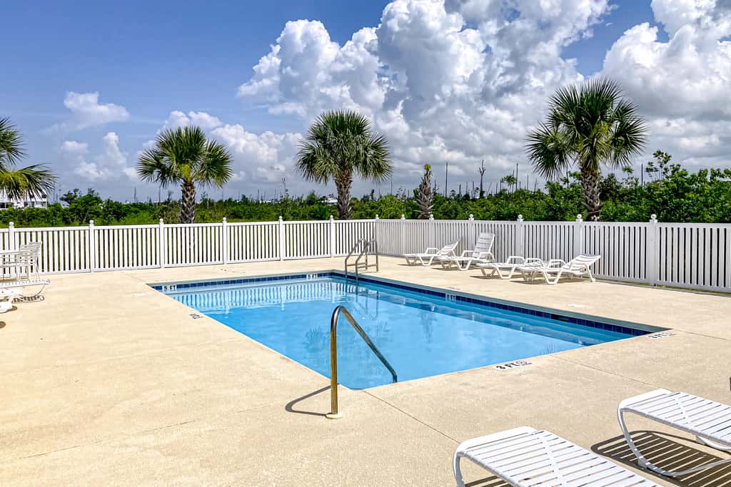 Coastal dog-friendly cottage with pool access, grill, board games, W/D, & AC