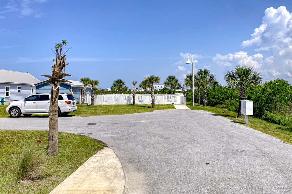 Coastal dog-friendly cottage with pool access, grill, board games, W/D, & AC