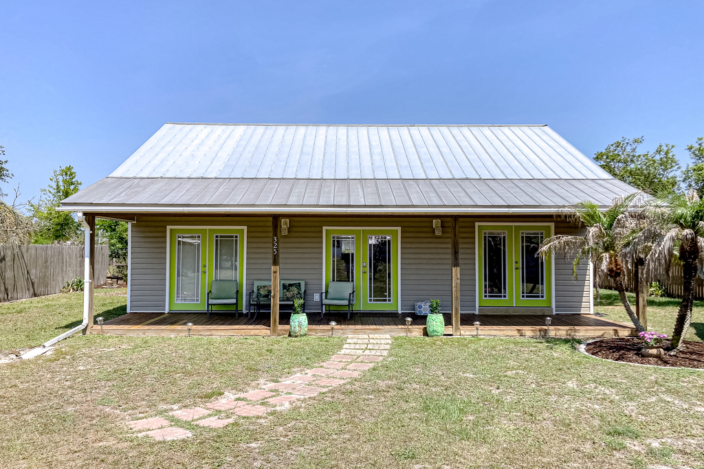Dog friendly cottage near the beach with patio, grill, washer, dryer, partial AC