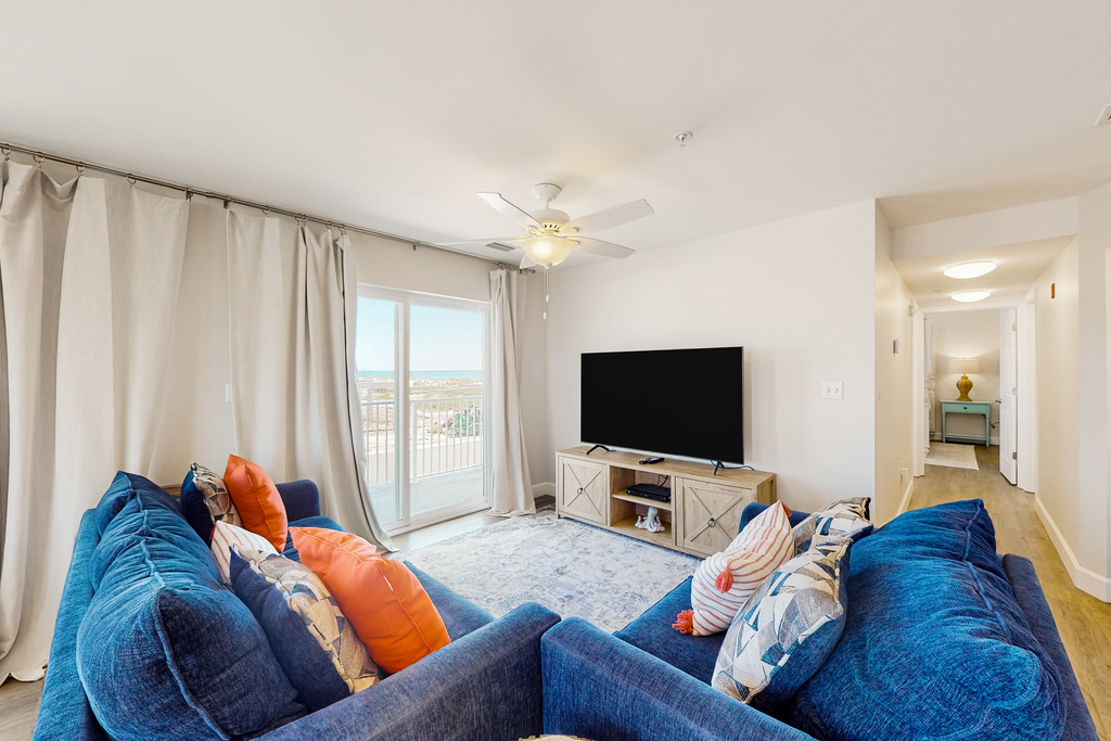 2nd-floor ocean-view condo with balcony, washer&dryer, & AC - close to the beach