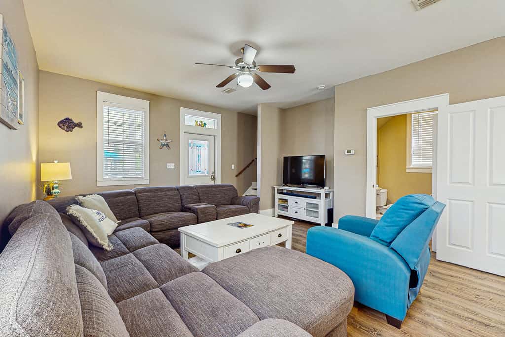 Welcoming Cottage with Hot Tub - 1 Mile to Windmark Beach