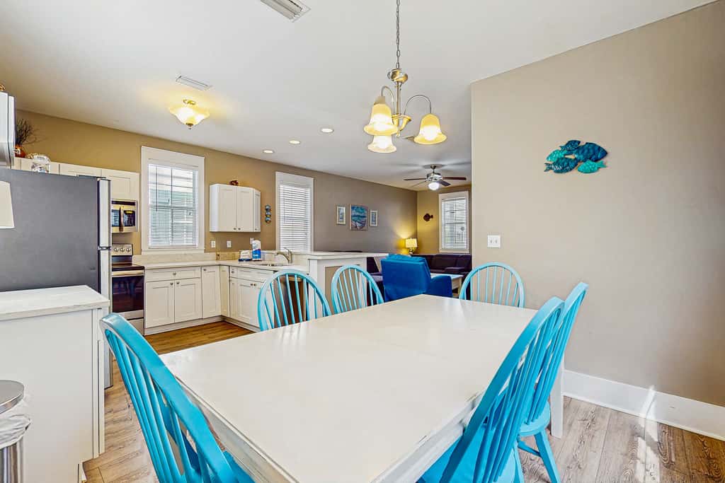 Welcoming Cottage with Hot Tub - 1 Mile to Windmark Beach