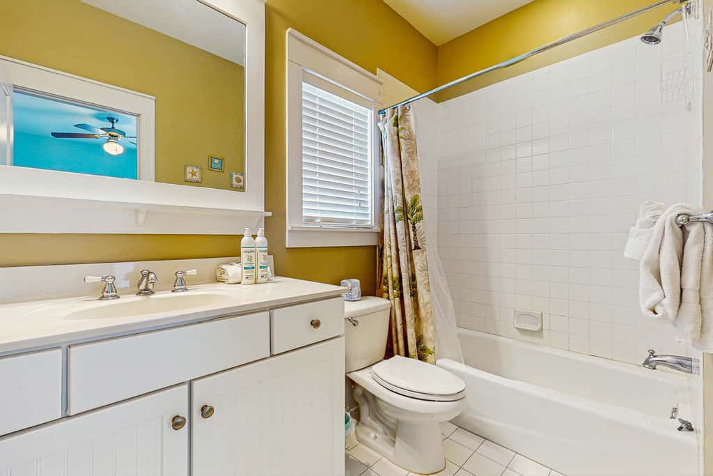 Welcoming Cottage with Hot Tub - 1 Mile to Windmark Beach