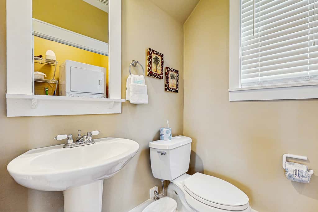 Welcoming Cottage with Hot Tub - 1 Mile to Windmark Beach