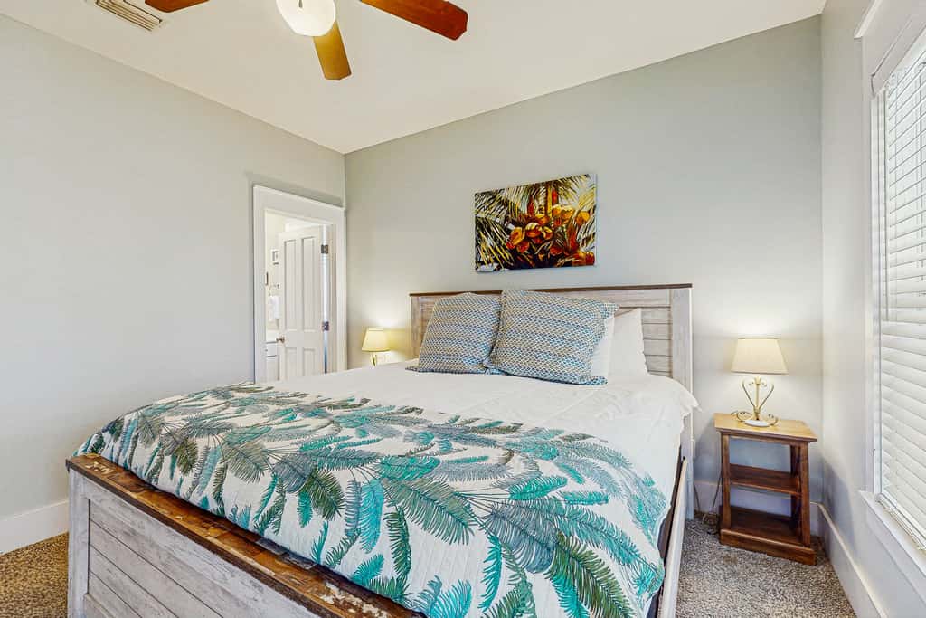Welcoming Cottage with Hot Tub - 1 Mile to Windmark Beach