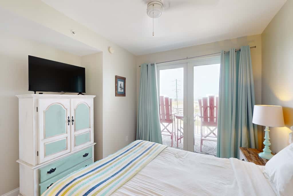 Waterfront condo with pool, hot tub, furnished lanai, fireplace & chic furniture