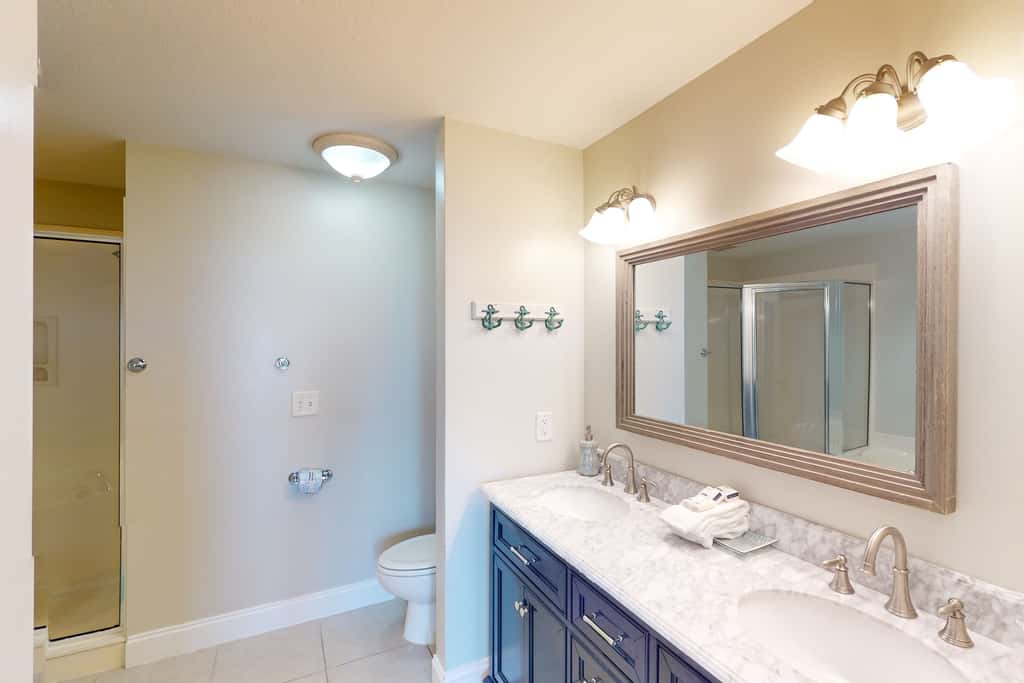 Waterfront condo with pool, hot tub, furnished lanai, fireplace & chic furniture
