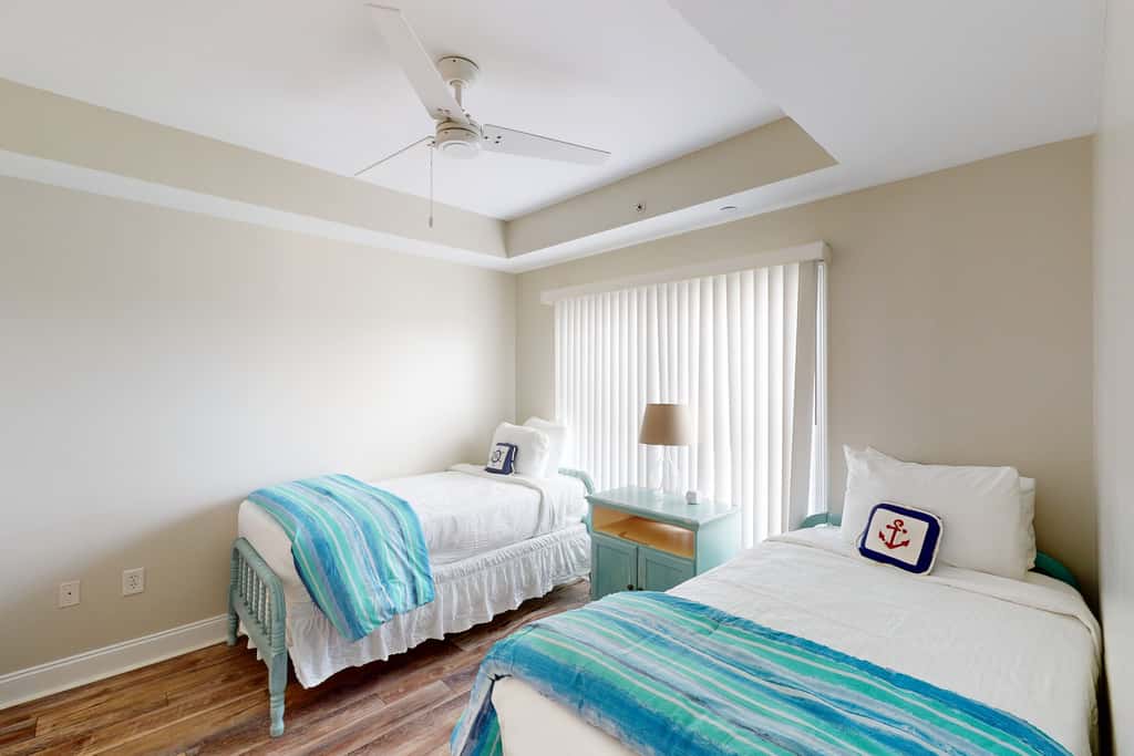 Waterfront condo with pool, hot tub, furnished lanai, fireplace & chic furniture