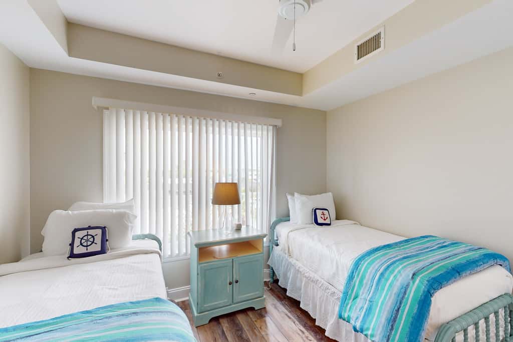 Waterfront condo with pool, hot tub, furnished lanai, fireplace & chic furniture