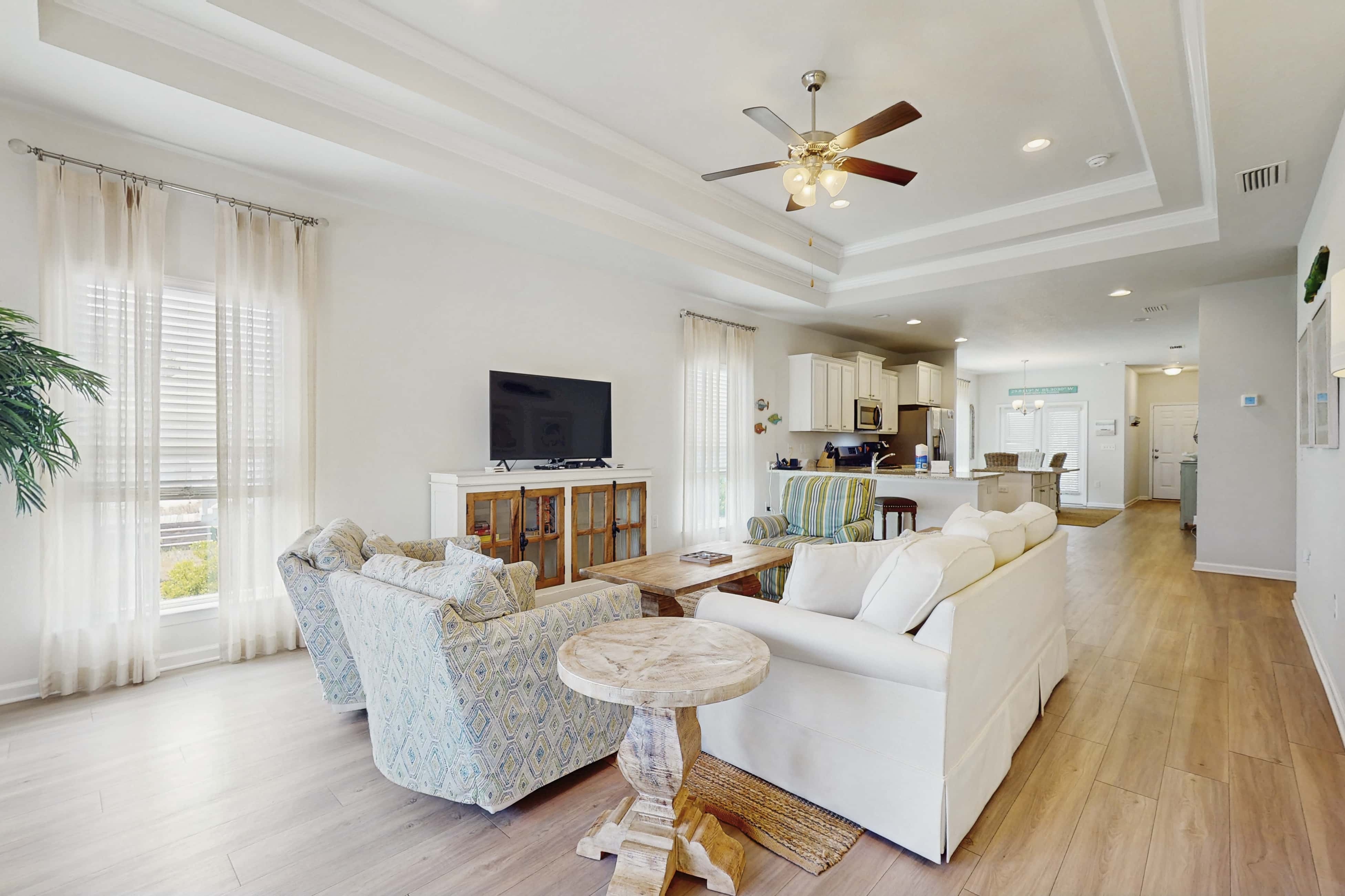 Beachy retreat within easy walking distance to pool, beach access & restaurants