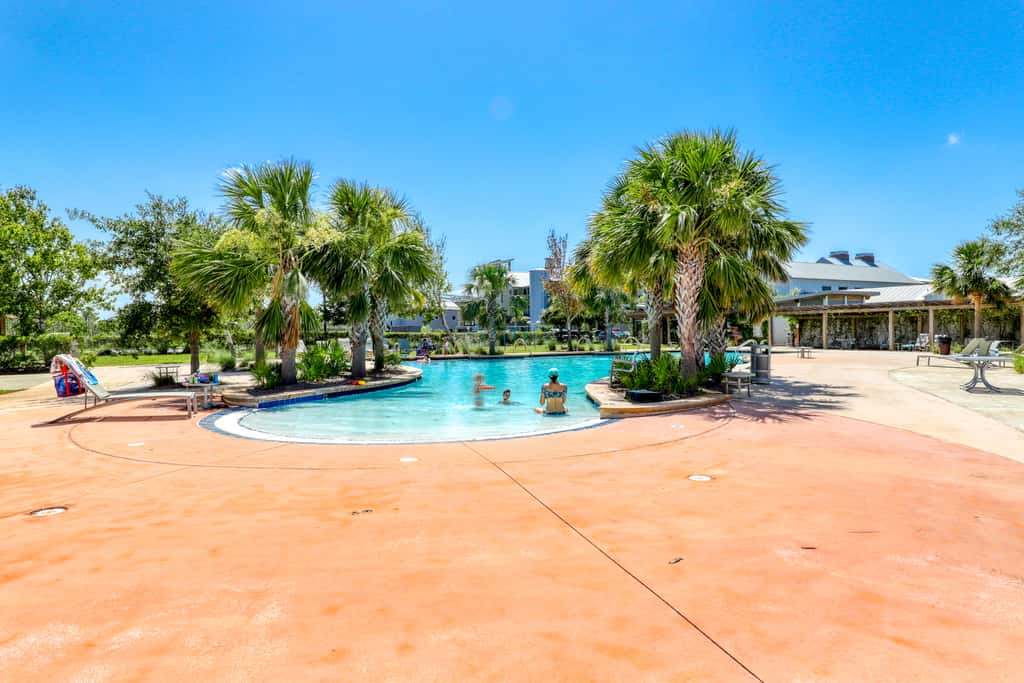 Beachy retreat within easy walking distance to pool, beach access & restaurants