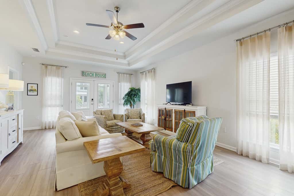 Beachy retreat within easy walking distance to pool, beach access & restaurants