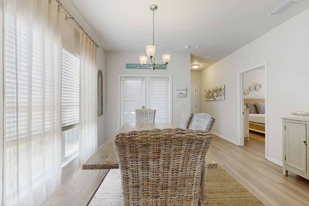 Beachy retreat within easy walking distance to pool, beach access & restaurants