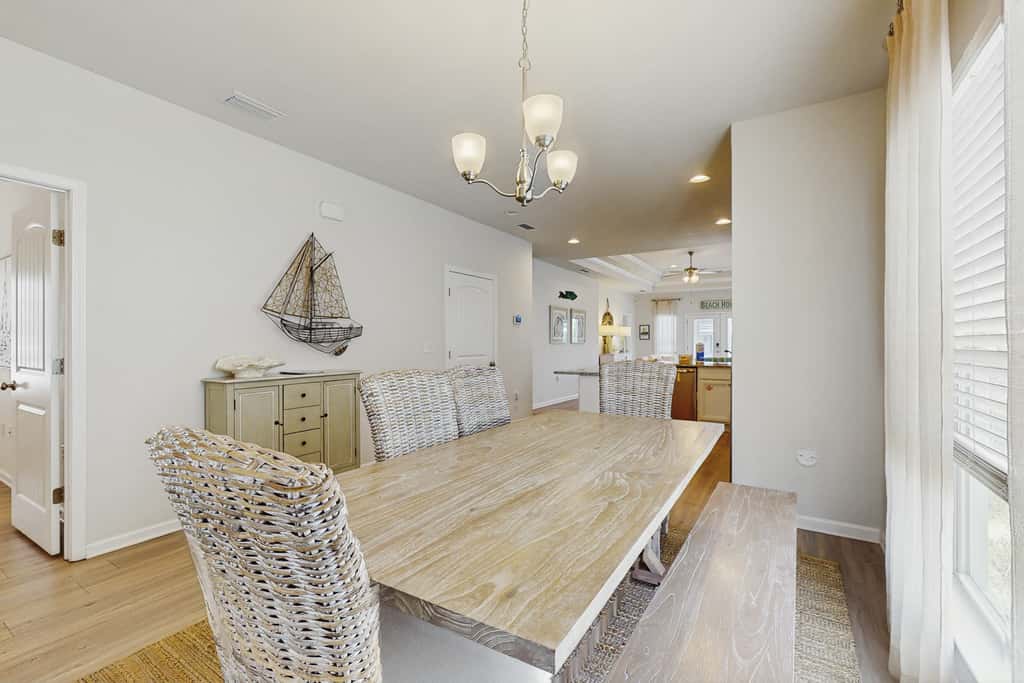 Beachy retreat within easy walking distance to pool, beach access & restaurants