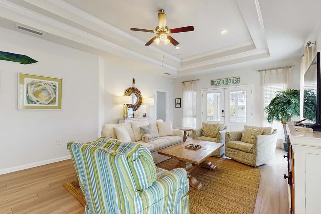 Beachy retreat within easy walking distance to pool, beach access & restaurants
