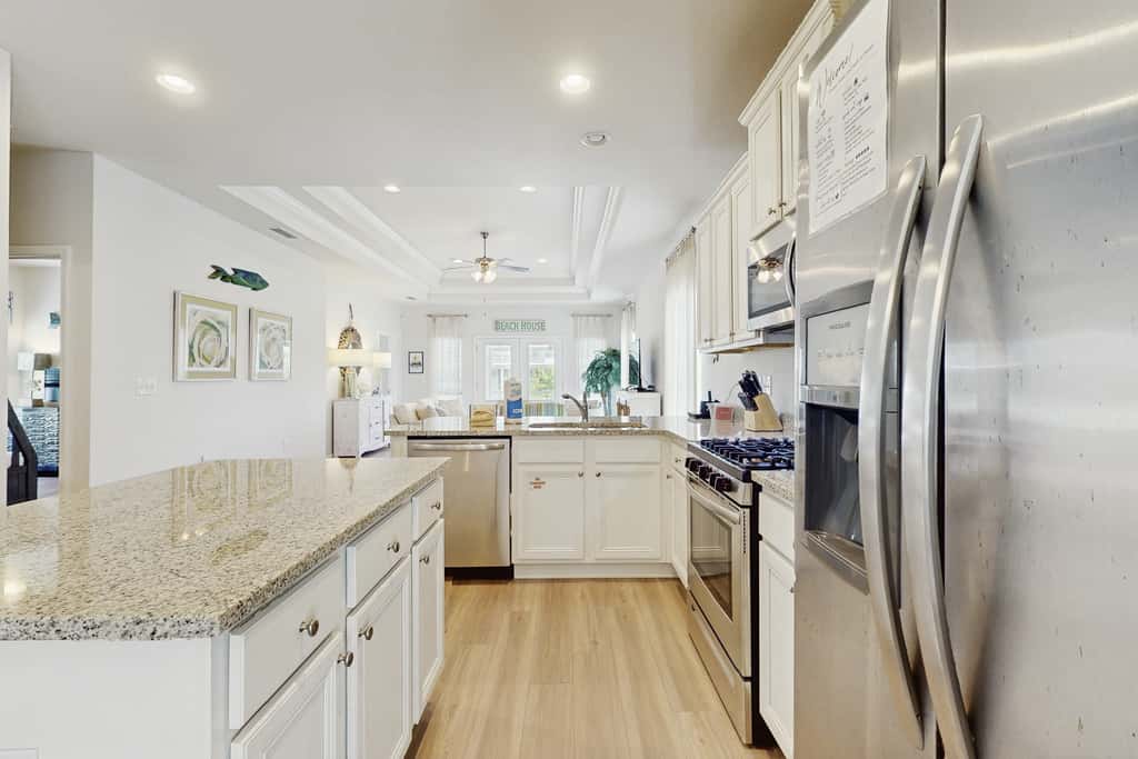 Beachy retreat within easy walking distance to pool, beach access & restaurants