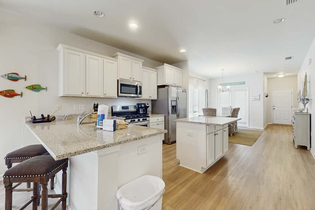 Beachy retreat within easy walking distance to pool, beach access & restaurants