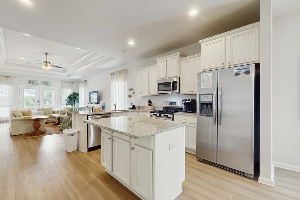Beachy retreat within easy walking distance to pool, beach access & restaurants